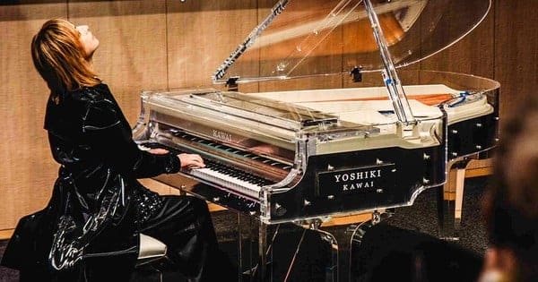 Йошики из X Japan выставил на аукцион любимый хрустальный рояль, чтобы помочь пострадавшим от землетрясения в Японии
