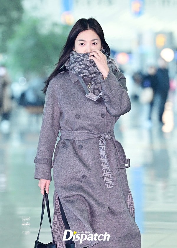 Актриса Сон Хе Гё продемонстрировала стильный образ в аэропорту Инчхон перед вылетом в Париж