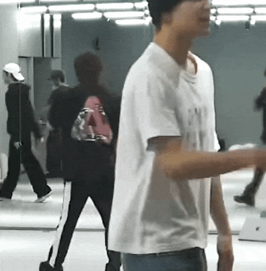Хэчан из NCT замечен с электронной сигаретой в одном из бэкстейдж-видео