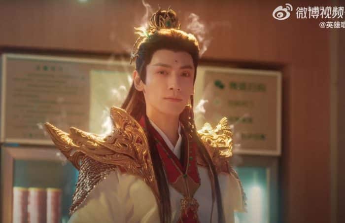 Ло Юнь Си в образе бога-дракона в рекламном мини-серале