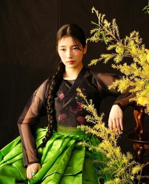 Сюзи представила закулисные фото со съемок элегантной фотосессии в ханбоке для журнала Elle Korea