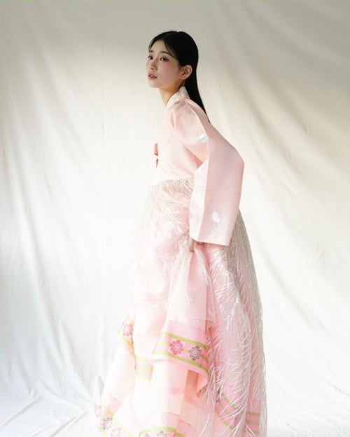 Сюзи представила закулисные фото со съемок элегантной фотосессии в ханбоке для журнала Elle Korea