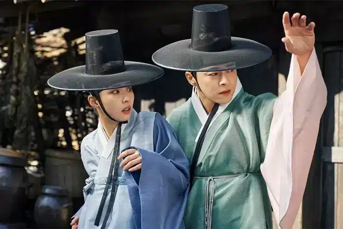 Чо Джон Сок харизматично защищает Шин Се Гён в новой дораме «Пленительный король»