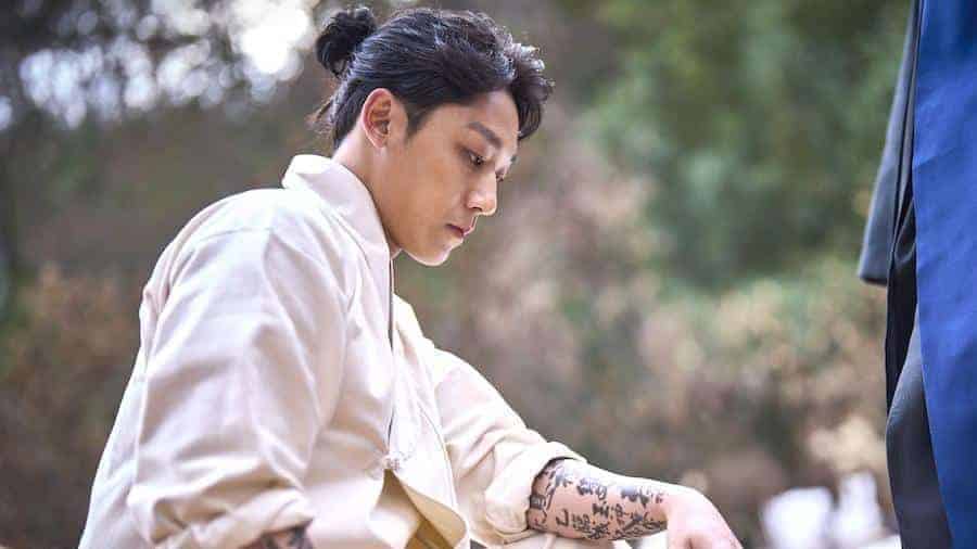 Ли До Хён преобразился для роли шамана в новом фильме «Раскопанная могила»