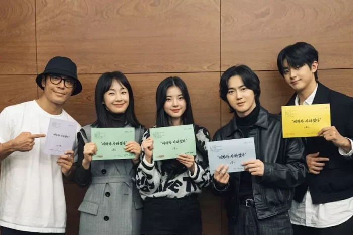 Сухо из EXO, Хо Йе Джи и другие подогревают интерес к новой романтической комедии на фото с чтения сценария