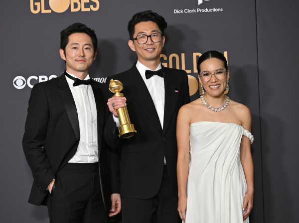 Актёр Стивен Ён стал первым актёром азиатского происхождения, получившим "Золотой глобус" в номинации "Лучший актёр"
