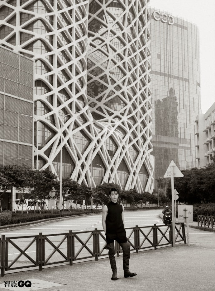 Сюй Кай исследует улицы Макао в новой фотосессии для GQ