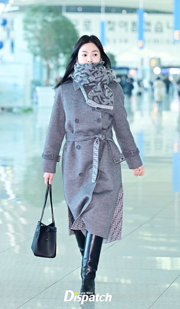 Актриса Сон Хе Гё продемонстрировала стильный образ в аэропорту Инчхон перед вылетом в Париж
