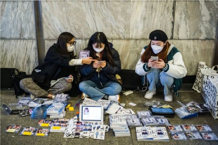 Продажи музыкальных альбомов в Корее преодолели отметку в 100 миллионов, обеспокоенность "альбомным мусором" растет