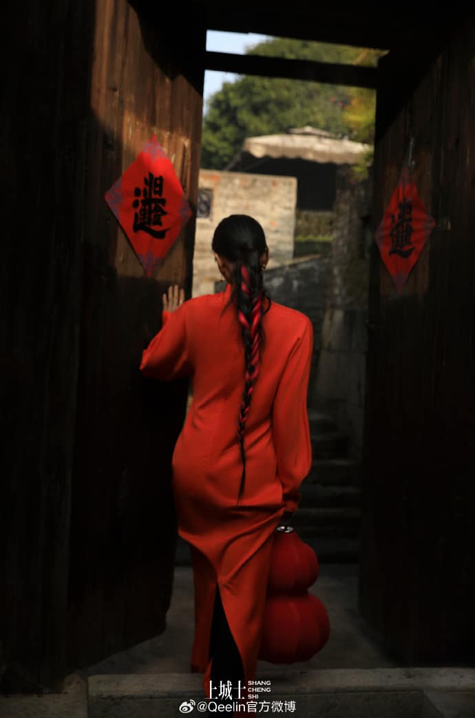 Яркая Лю Ши Ши в фотосессии в традиционном стиле