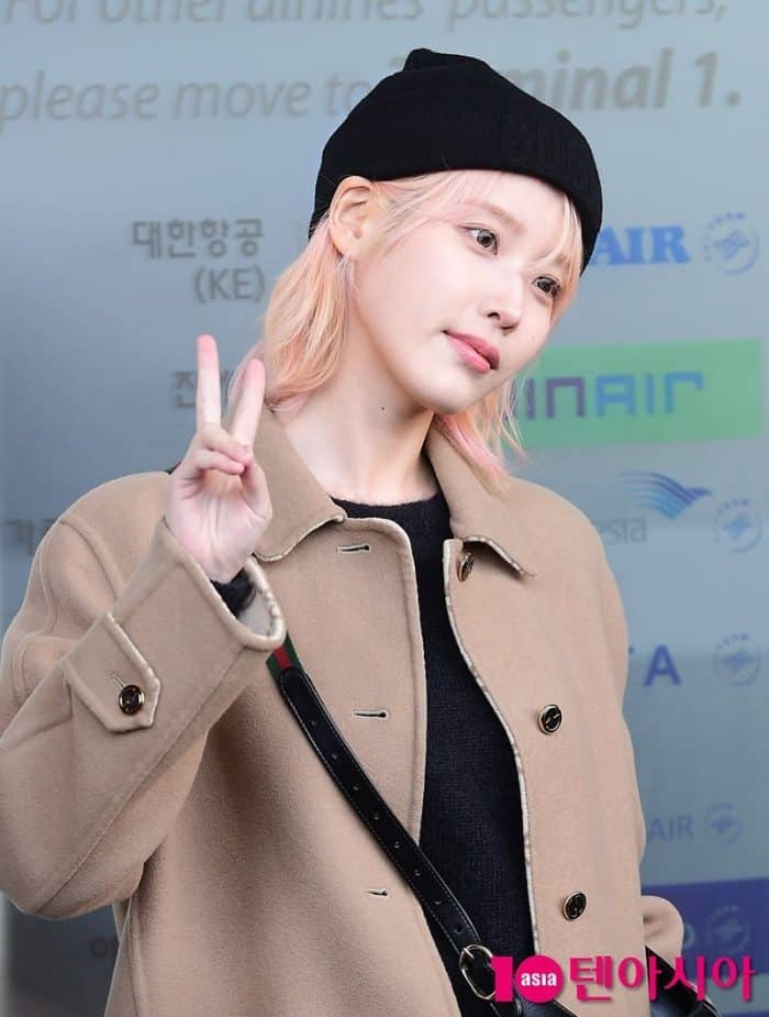 АйЮ продемонстрировала неожиданный цвет волос в аэропорту Инчхон