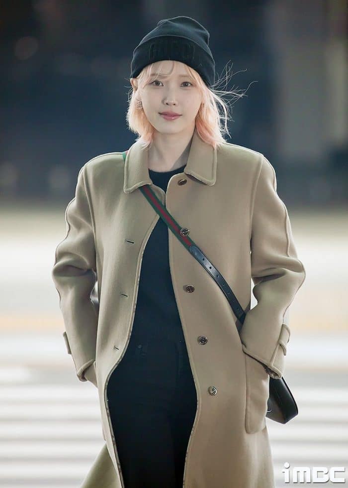 АйЮ продемонстрировала неожиданный цвет волос в аэропорту Инчхон