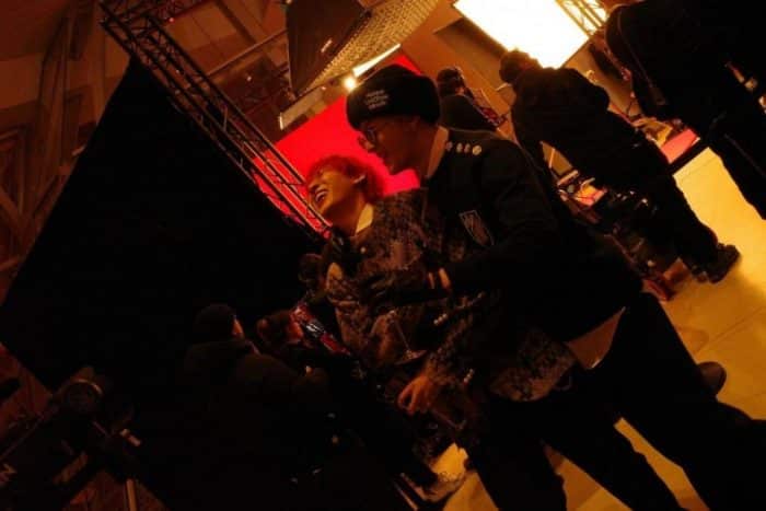 Джексон и БэмБэм из GOT7 продемонстрировали свою крепкую дружбу на показе Louis Vuitton, растрогав фанатов