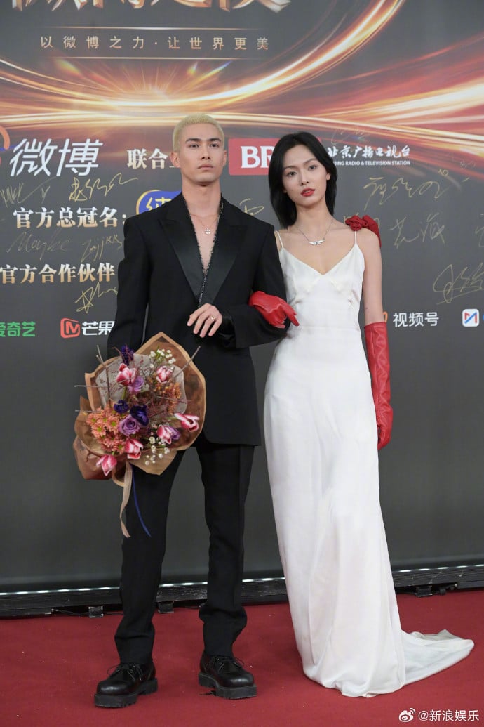 Китайские звёзды на красной дорожке Weibo Night 2023 