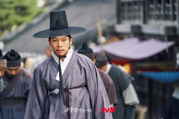 Чо Джон Сок харизматично защищает Шин Се Гён в новой дораме «Пленительный король»
