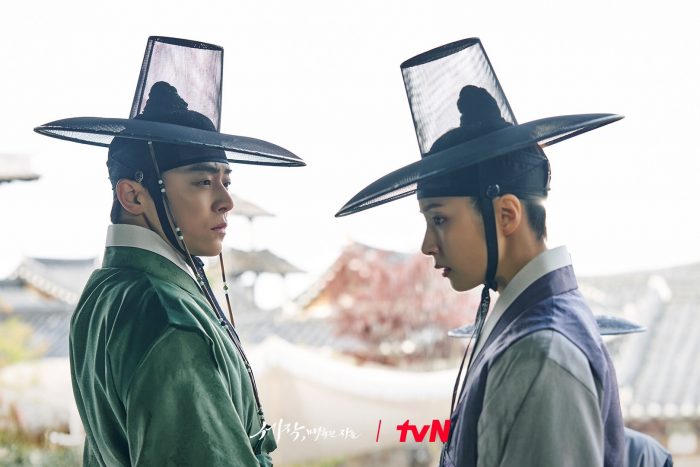 Чо Джон Сок и Ли Шин Ён скрывают свои чувства к Шин Се Гён в дораме «Пленительный король»