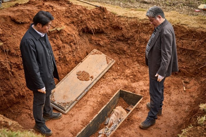 Чхве Мин Шик, Ким Го Ын, Ли До Хён и Ю Хэ Джин демонстрируют великолепную химию на новых кадрах из фильма «Раскопанная могила»