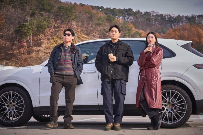 Чхве Мин Шик, Ким Го Ын, Ли До Хён и Ю Хэ Джин демонстрируют великолепную химию на новых кадрах из фильма «Раскопанная могила»