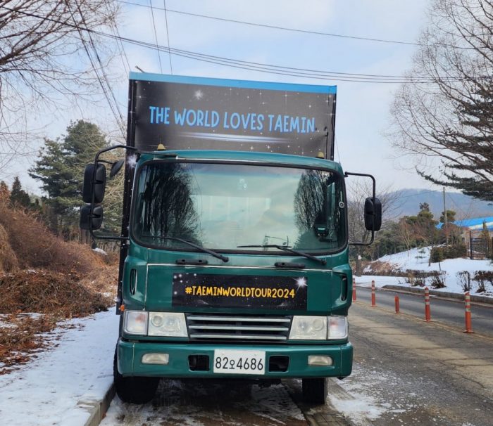 Международные фанаты Тэмина отправили «подарочный» грузовик к SM Entertainment, чтобы поддержать его мировой тур в 2024 году