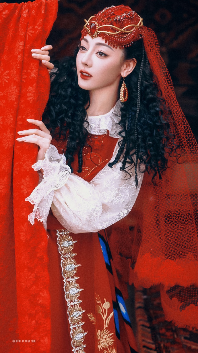 Восточная красавица Дильраба в национальном костюме