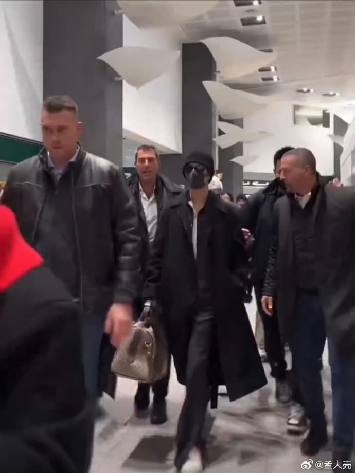 Сяо Чжань гневно призвал к порядку толпу, которая окружила его в аэропорту