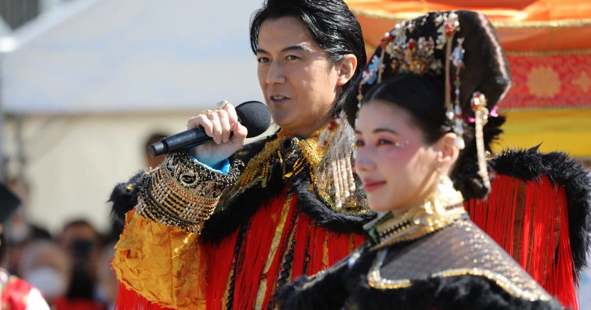 Масахару Фукуяма и Нака Рииса в образе китайских правителей Цин появились на Фестивале фонарей в Нагасаки