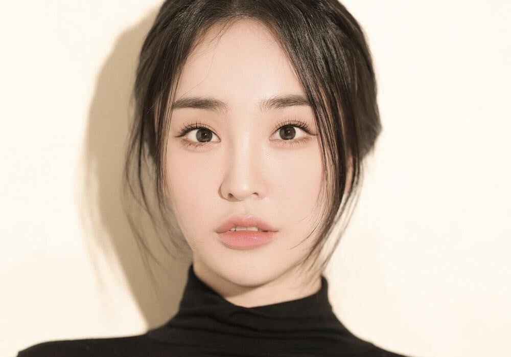 Бывшая участница SONAMOO Нахён подписала эксклюзивный контракт с IHQ Talent Agency