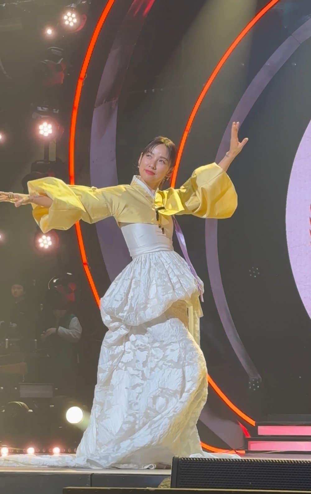 [DISQUS] Ли Хёри покорила нетизенов, появившись в прекрасном ханбоке на шоу «The Seasons - Lee Hyori's Red Carpet»