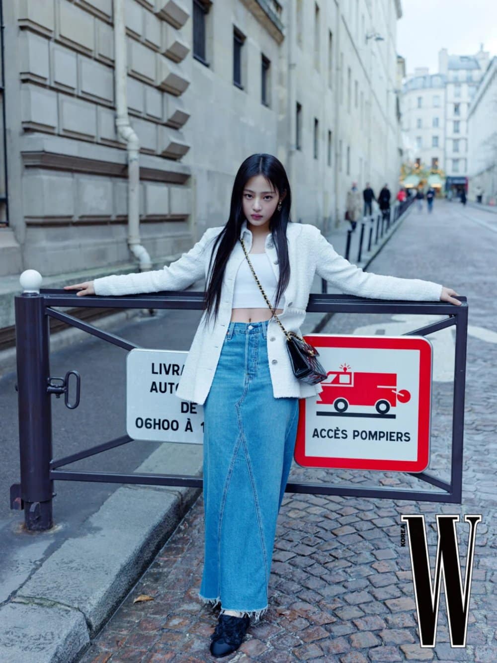 Минджи из NewJeans гуляет по улицам Парижа в фотосессии Chanel для W Korea