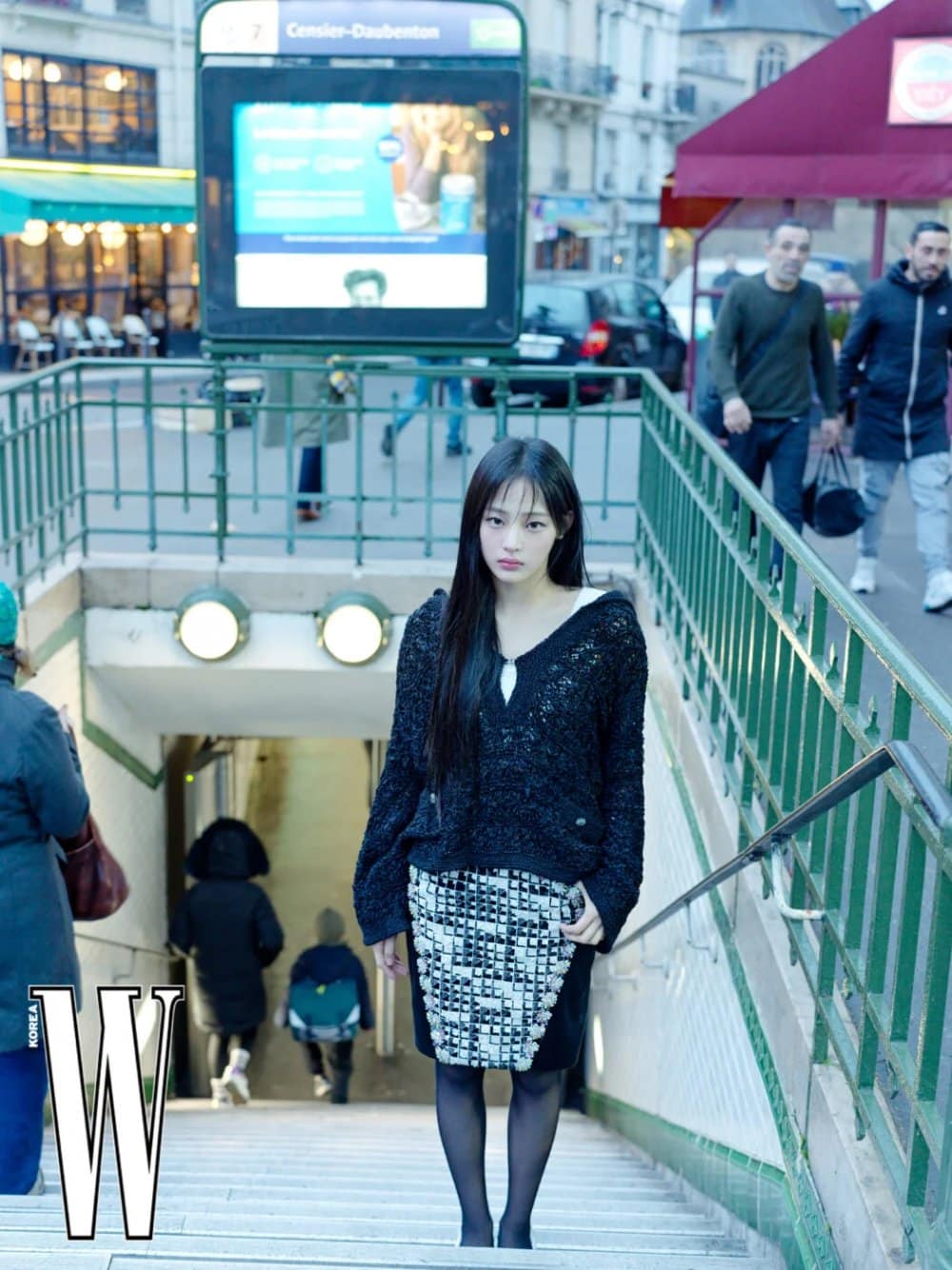 Минджи из NewJeans гуляет по улицам Парижа в фотосессии Chanel для W Korea