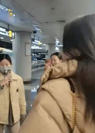 Фанатки окружили Цзэн Ли в аэропорту, задавая вопросы о том, когда она выйдет замуж