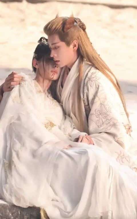 Чэн Лэй и Гулиначжа на съёмках романтично-трагичной сцены поцелуя