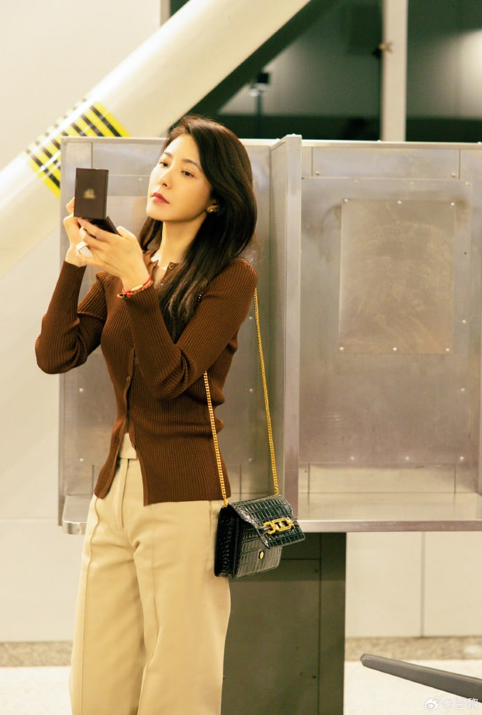 Фанатки окружили Цзэн Ли в аэропорту, задавая вопросы о том, когда она выйдет замуж