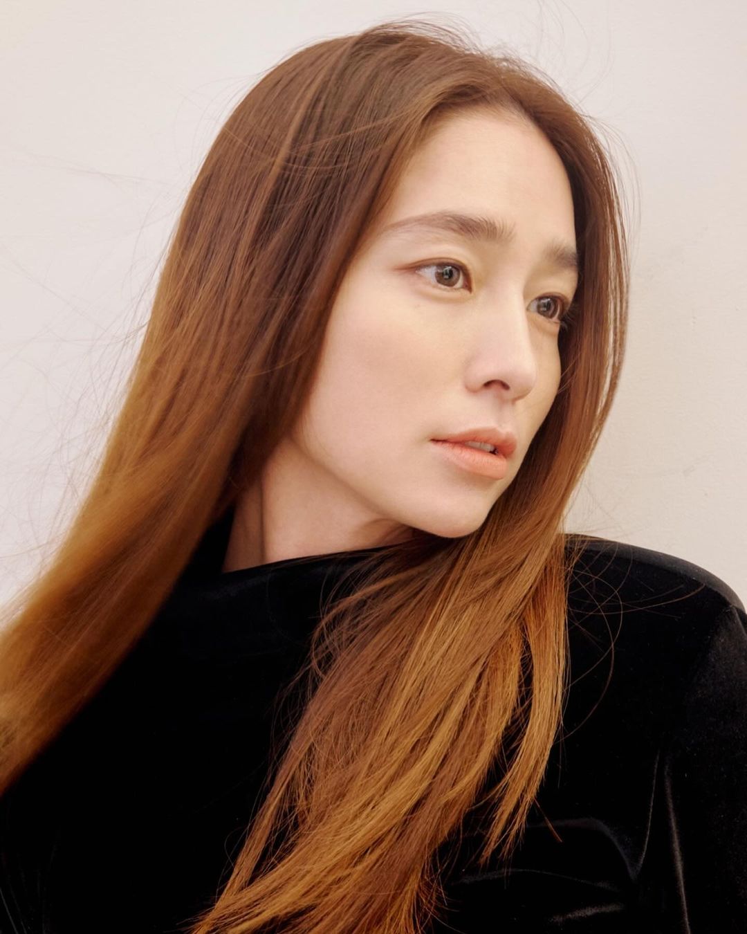 Актриса Ли Мин Джон демонстрирует классическую красоту на новых профайл-фото