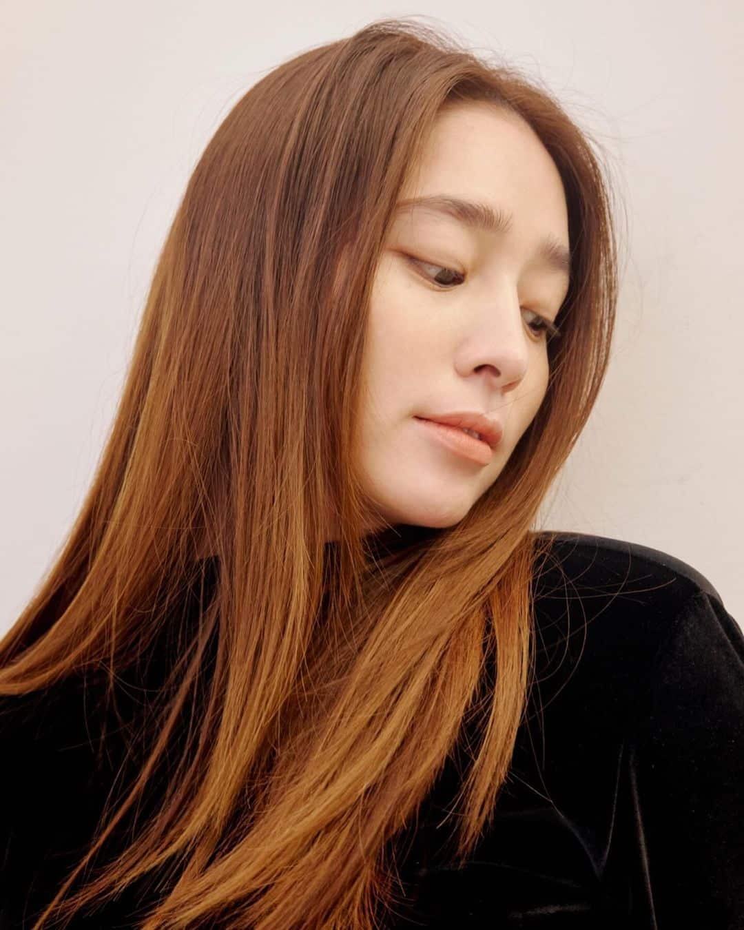 Актриса Ли Мин Джон демонстрирует классическую красоту на новых профайл-фото