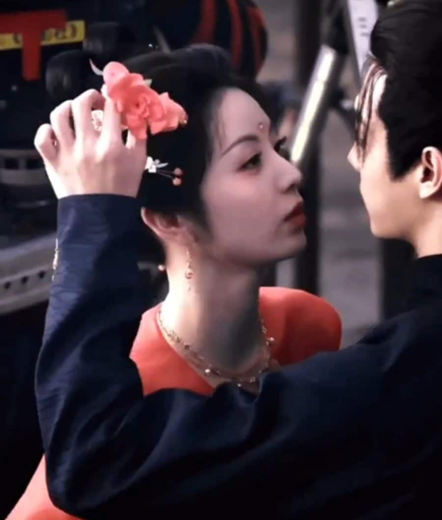 Сюй Кай и Тянь Си Вэй на съёмках сцены поцелуя