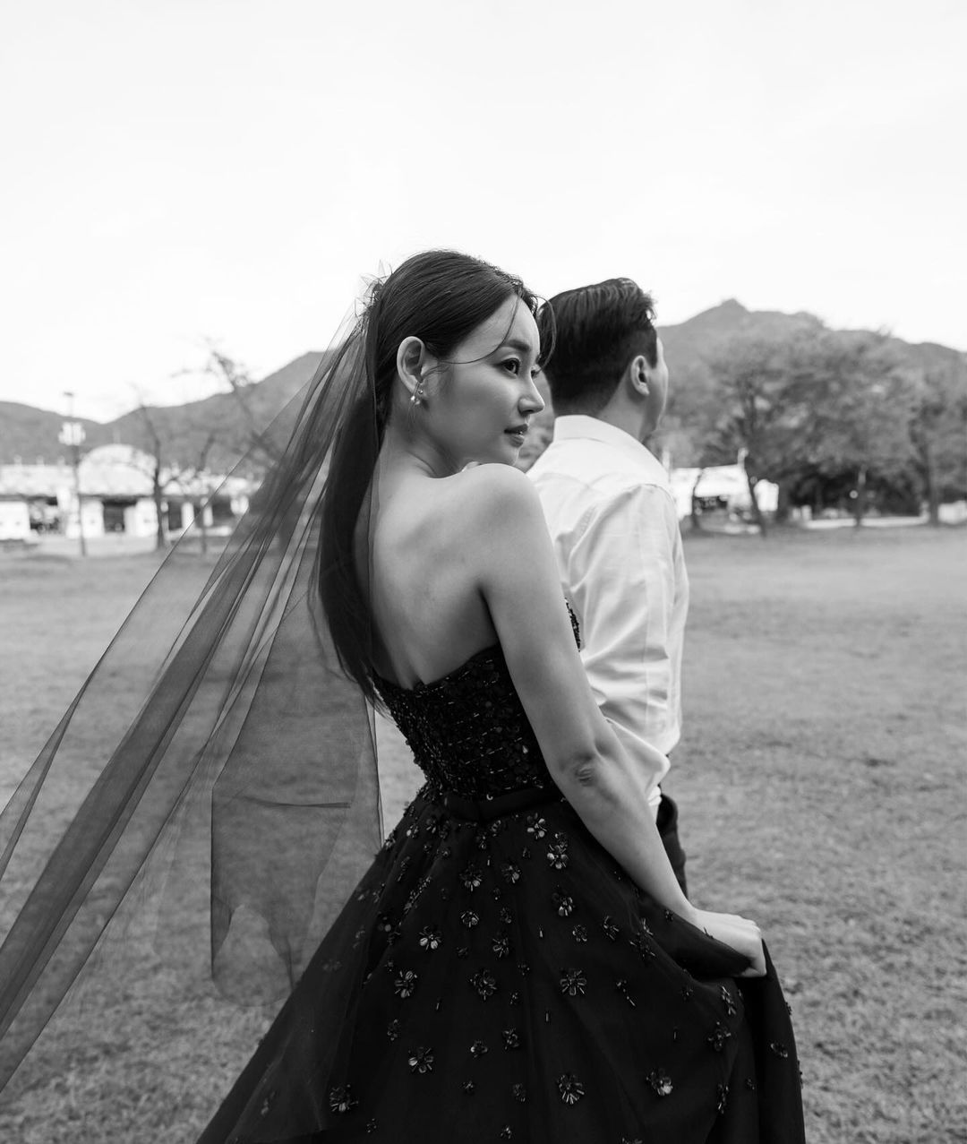 Юна (экс-AOA) поделилась фотографиями в черном свадебном платье