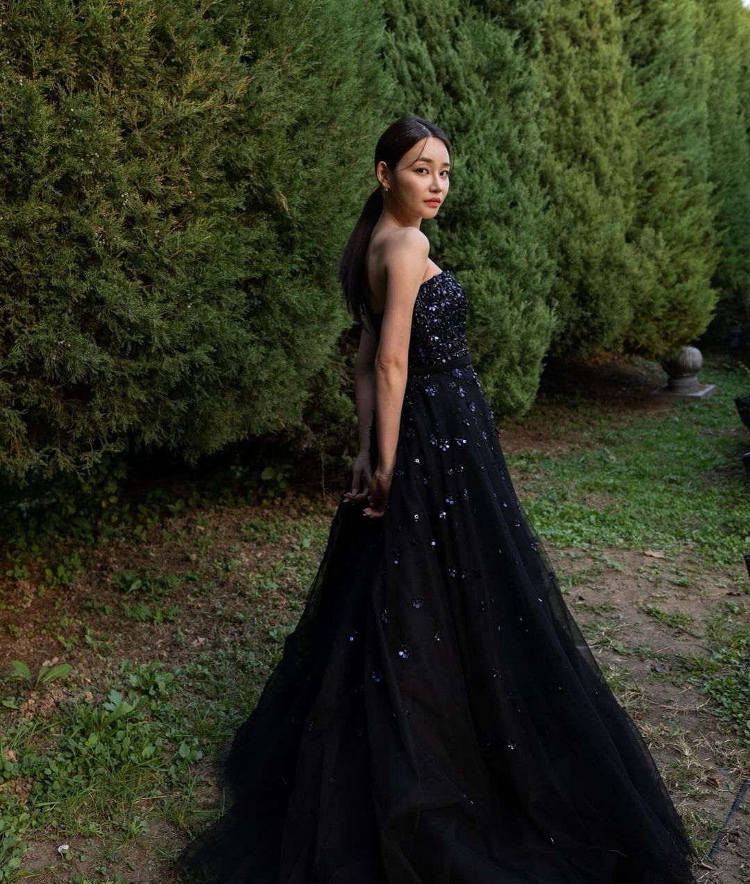Юна (экс-AOA) поделилась фотографиями в черном свадебном платье