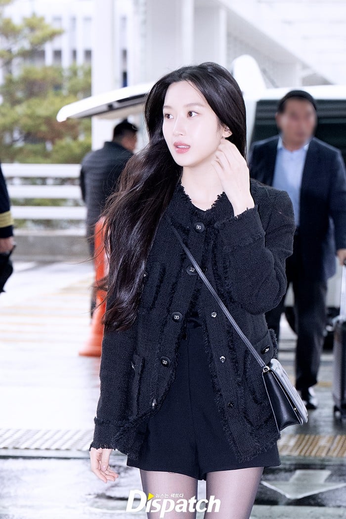 Мун Га Ён привлекла внимание шикарным образом в аэропорту перед вылетом в Милан