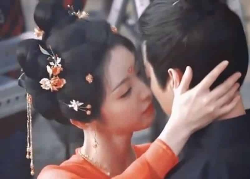 Сюй Кай и Тянь Си Вэй на съёмках сцены поцелуя