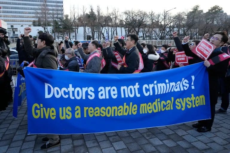 Бунт врачей в Корее: четверг станет крайним сроком возвращения врачей на работу, иначе будут юридические последствия