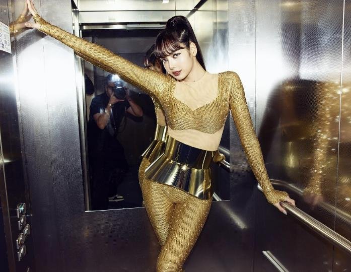 Образ "без штанов" в K-pop привлекает внимание СМИ и экспертов