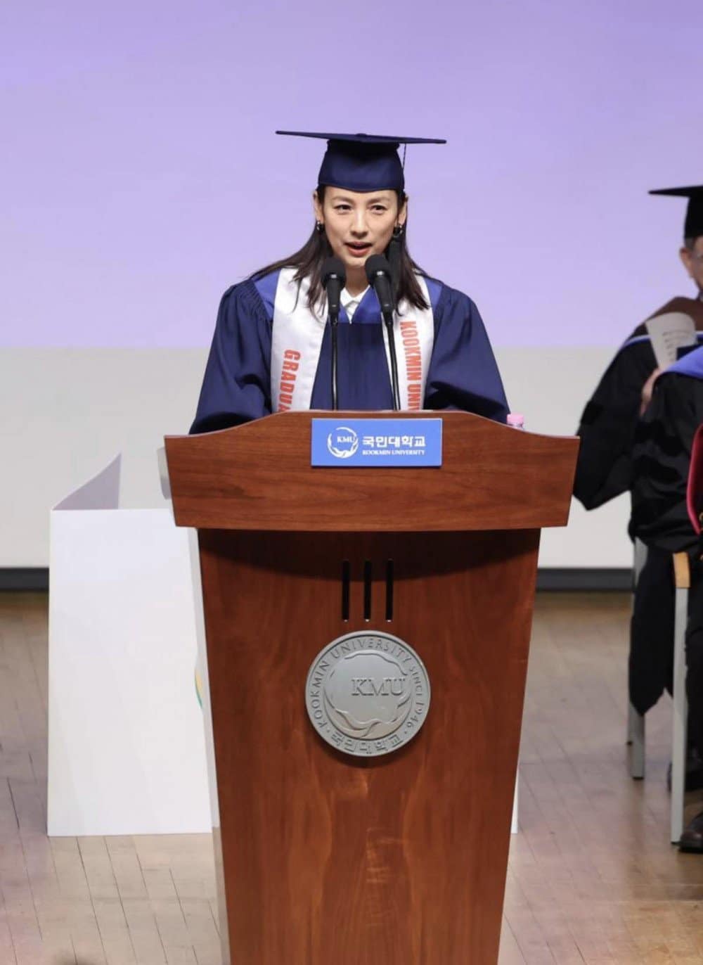 Ли Хёри выступила с вдохновляющей речью перед выпускниками Университета Кукмин и исполнила свой хит