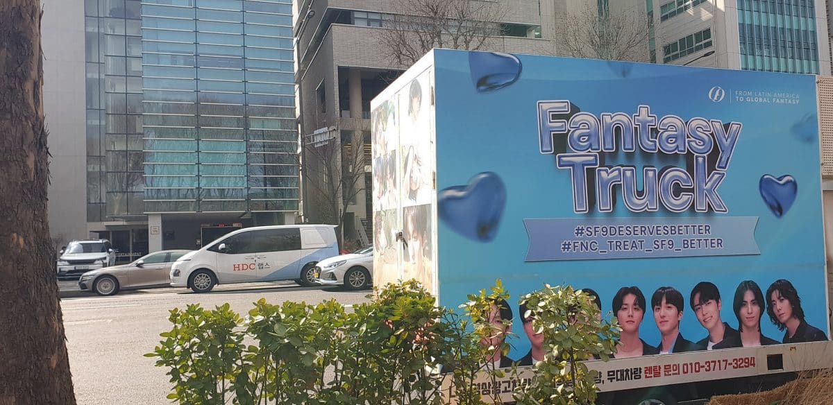 "SF9 заслуживают лучшего": Фанаты прислали протестный грузовик к зданию FNC Entertainment