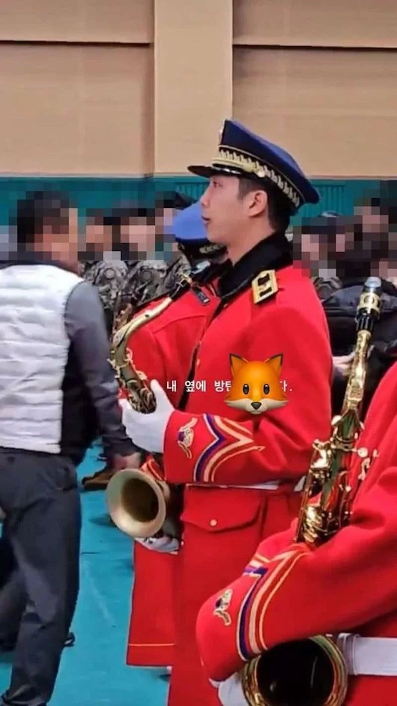 Опубликована новая фотография RM из BTS в составе военного оркестра + реакция нетизенов