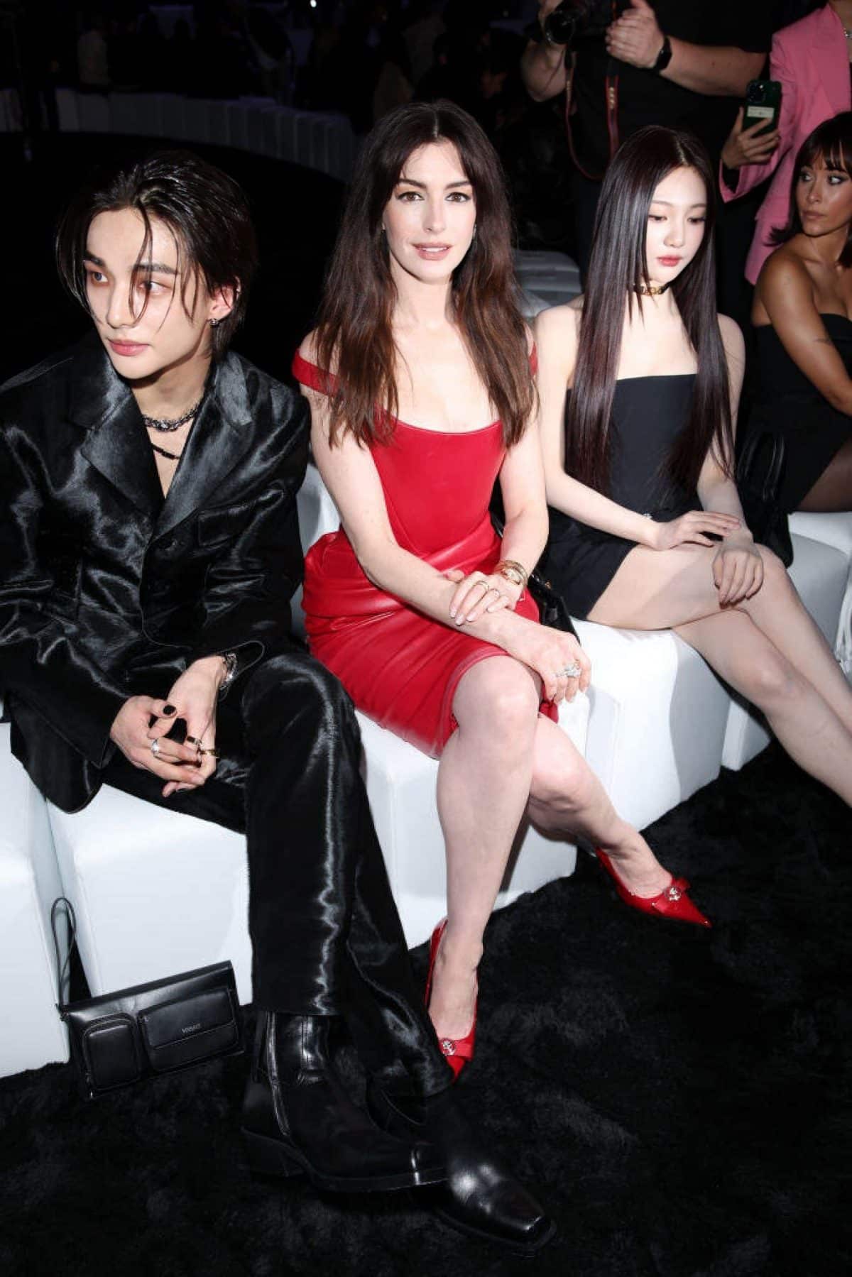 Хёнджин из Stray Kids и НинНин из aespa на показе Versace на Неделе моды в Милане