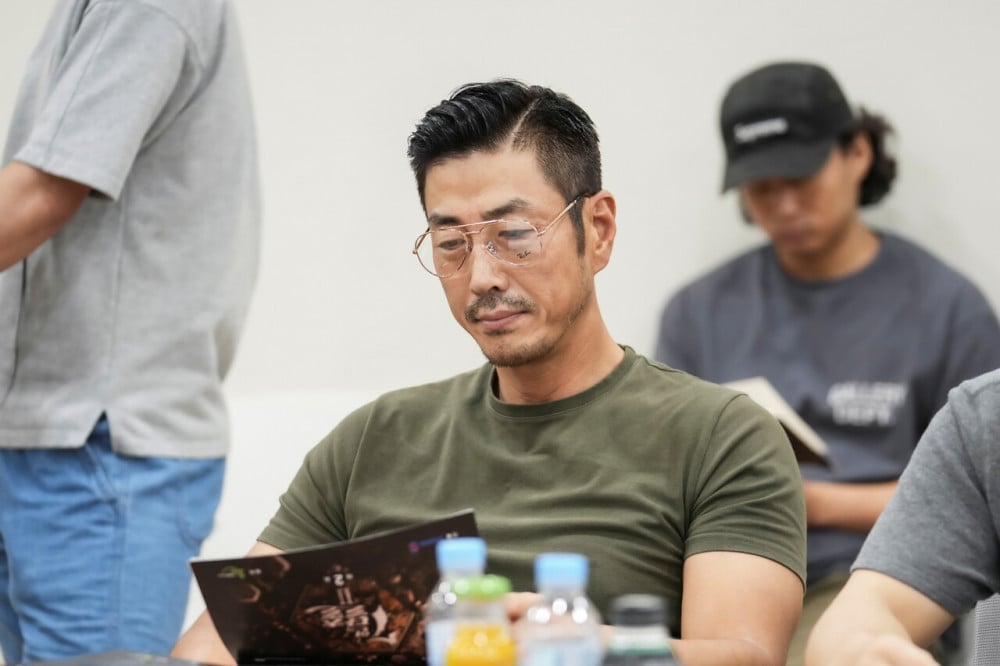 Хван Джон Ым, Ом Ки Джун, Ли Ю Би и другие посетили чтение сценария дорамы «Сбежавшая семерка 2»