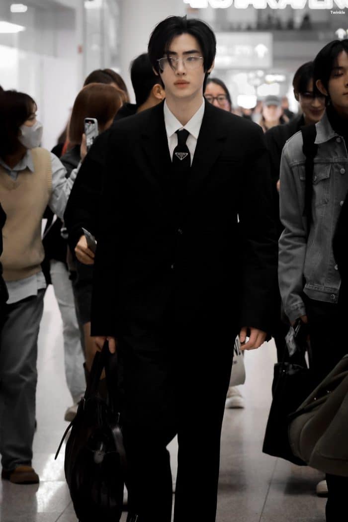 Сонхун из ENHYPEN появился в аэропорту в стильном и элегантном костюме