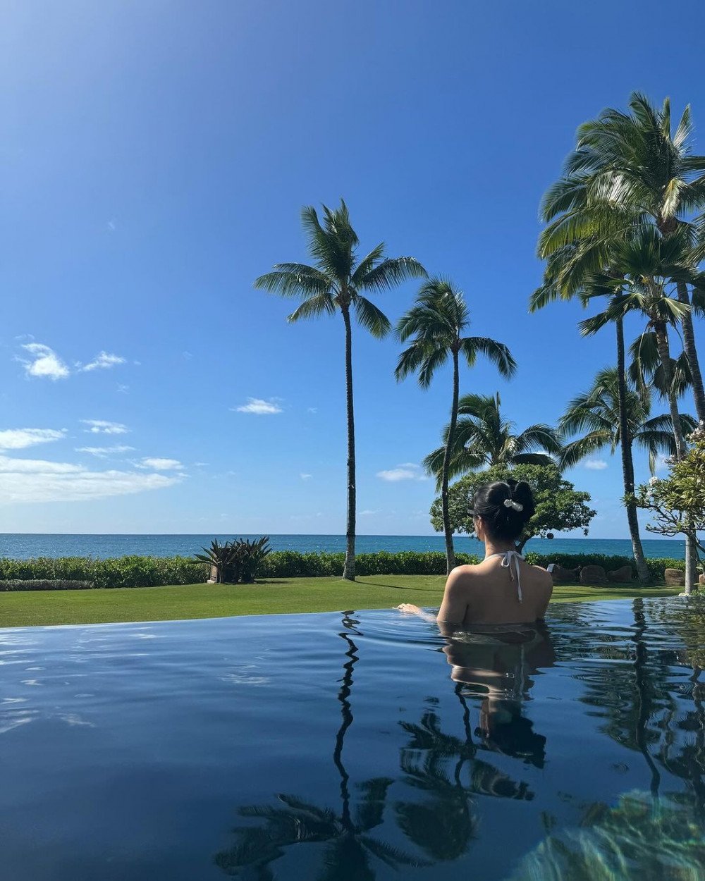 Квон Ынби поделилась эффектными фото в купальнике с отдыха на Гавайях