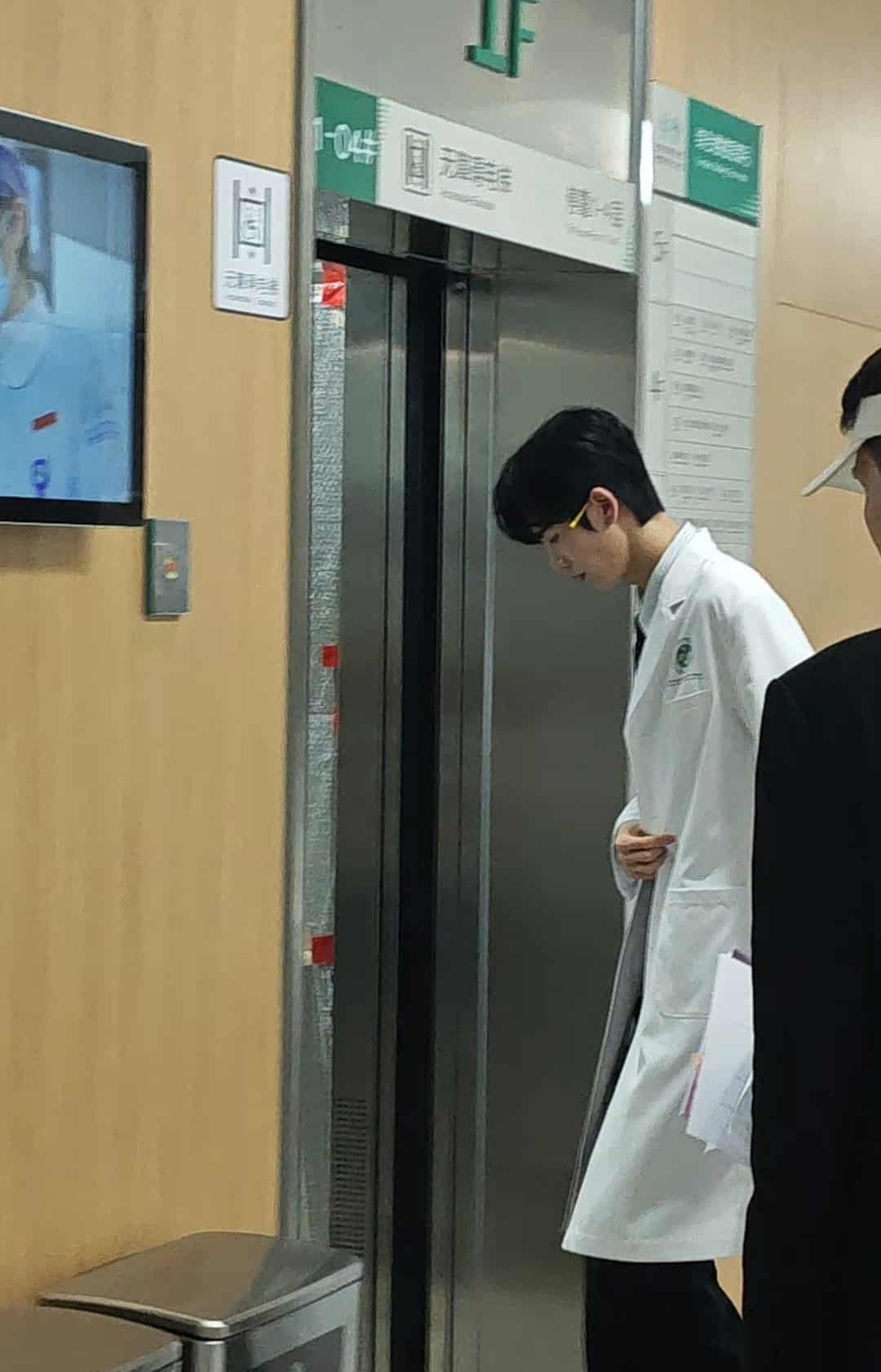 Чжан Лин Хэ в образе врача на съёмках новой дорамы